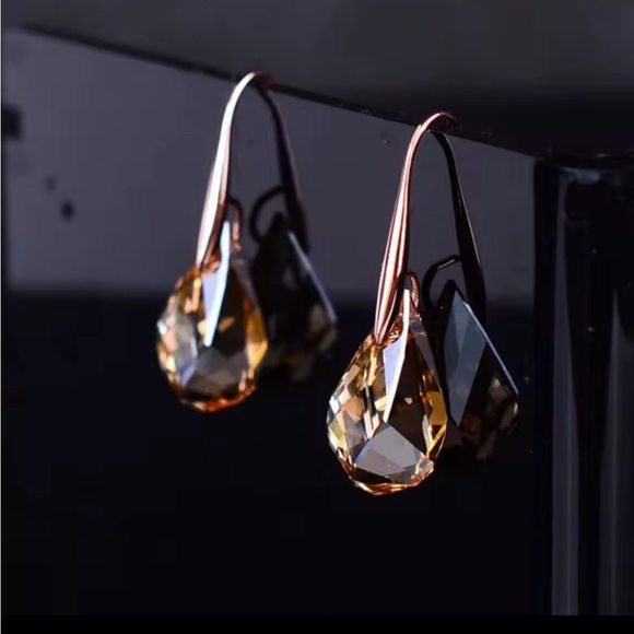 Stunning Gold and Silver Teardrop Earrings - Picture 2 of 2